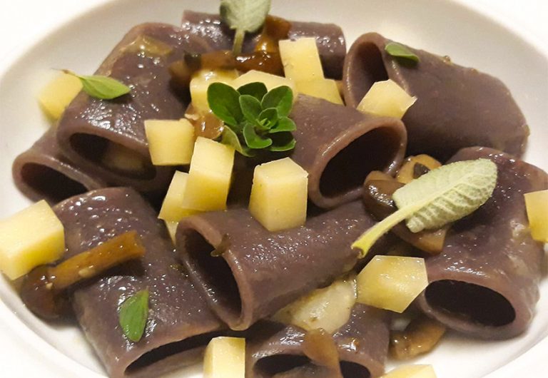 Paccherini ai Frutti di Bosco con funghi misti, cubetti di Piave ed erbe aromatiche fresche