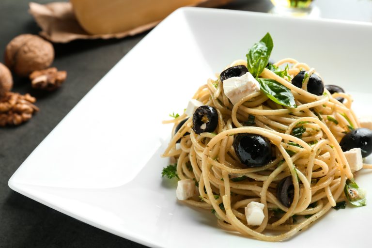 Spaghetti di Saragolla con feta e olive