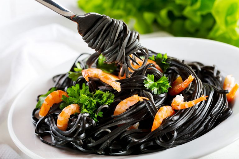 Linguine with squid ink and prawns and parsley