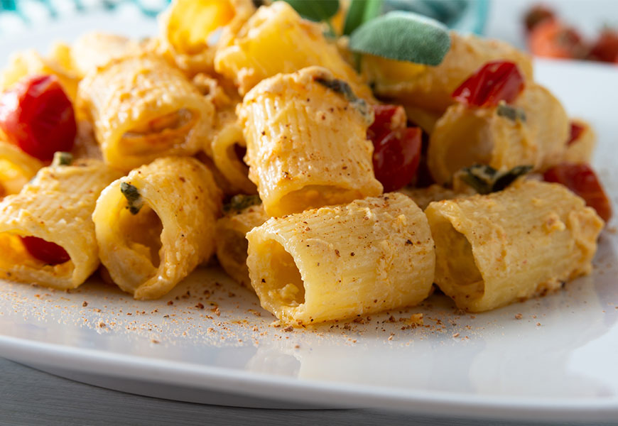 Mezze maniche con crema di ricotta e pomodorini - Casa Rustichella