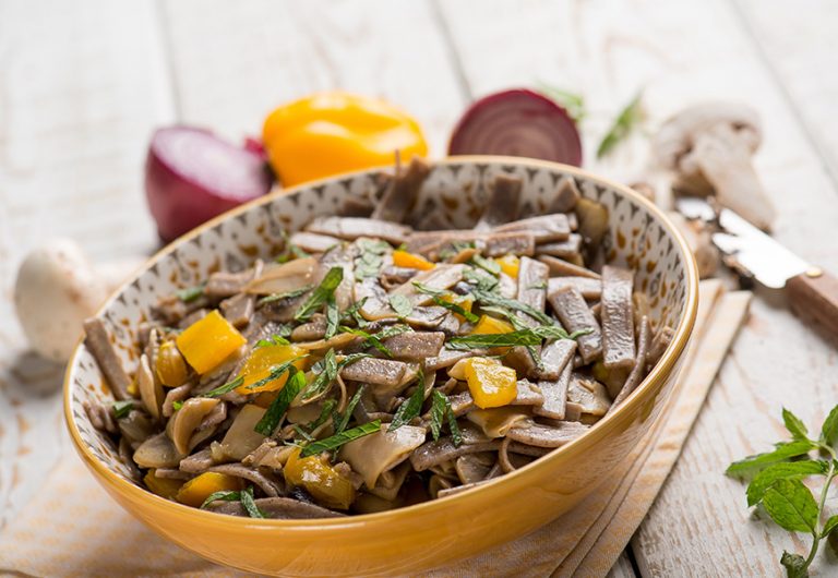 Pizzoccheri con funghi, peperoni e menta