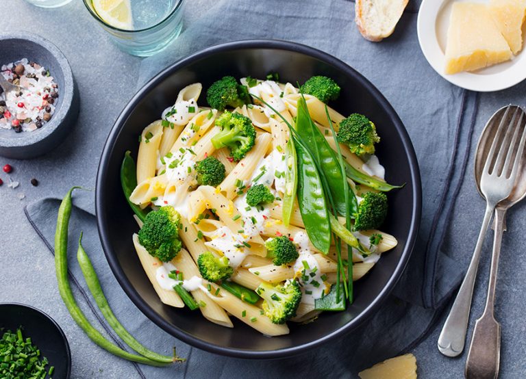 Penne con broccoli e formaggio filante