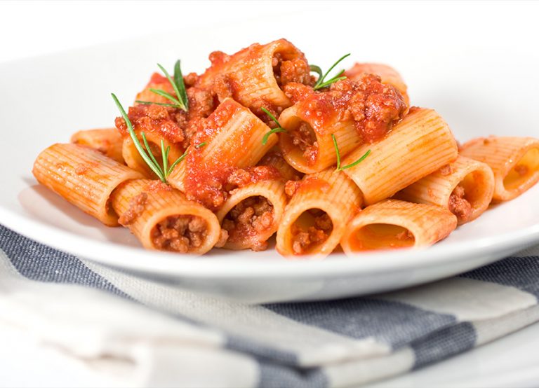 Rigatoni con ragù al profumo di rosmarino