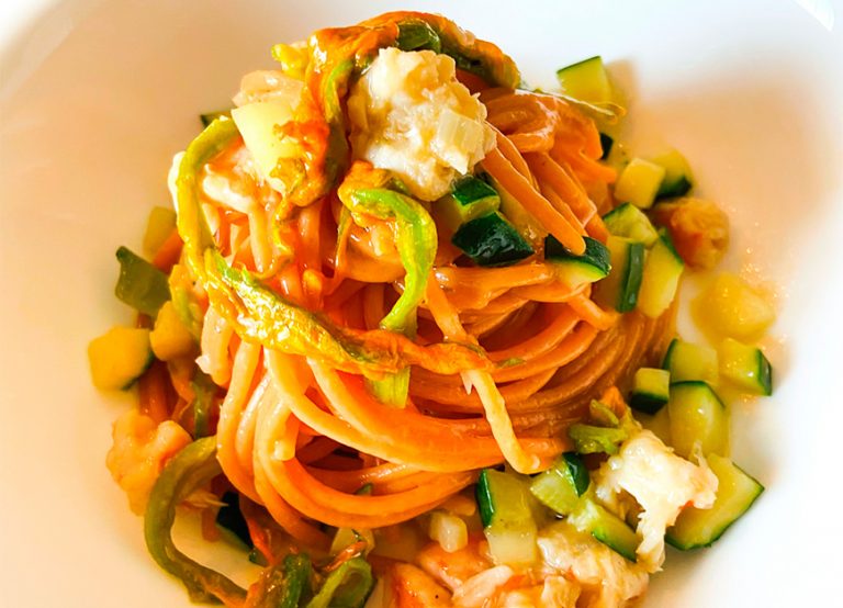 Tonnarelli al peperoncino, gamberi e fiori di zucca