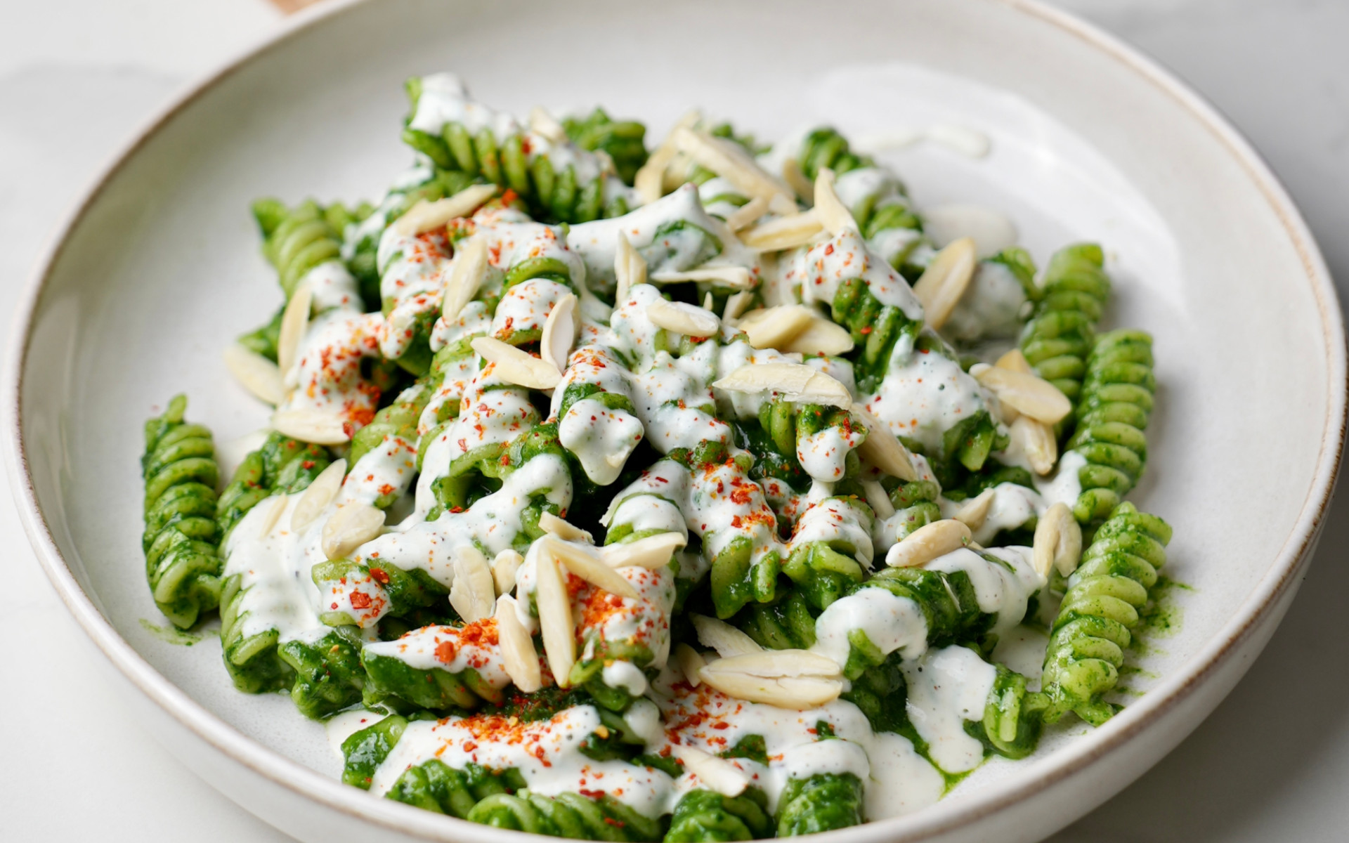 Fusilli con pesto di cavolo nero e salsa di ricotta affumicata. - Casa ...