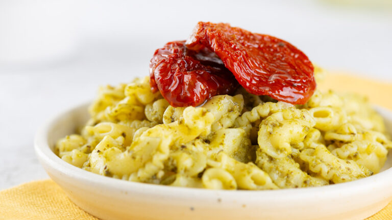 Creste di Gallo con pomodori secchi e salsa al pesto