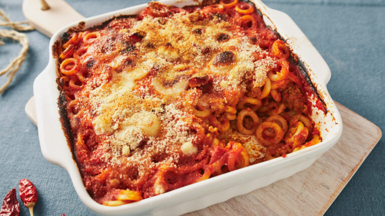 Anelletti al forno con carne macinata, salsa e mozzarella